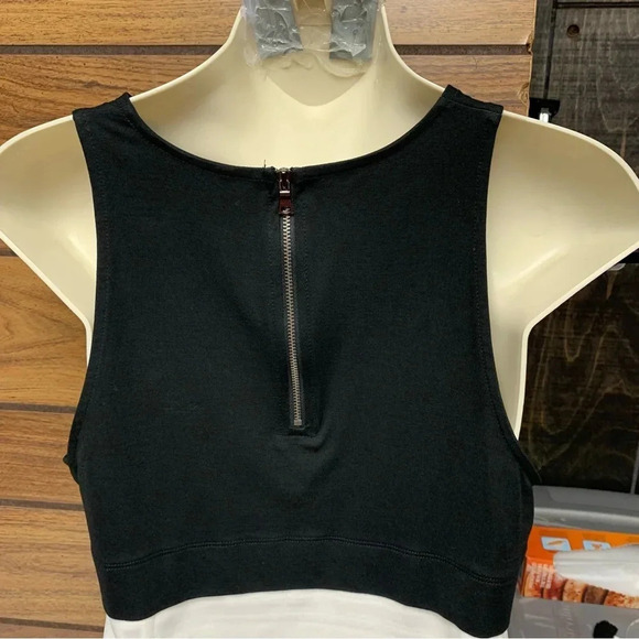 Banana Republic black/white sleeveless top size medium petite back zipper - Picture 5 of 10